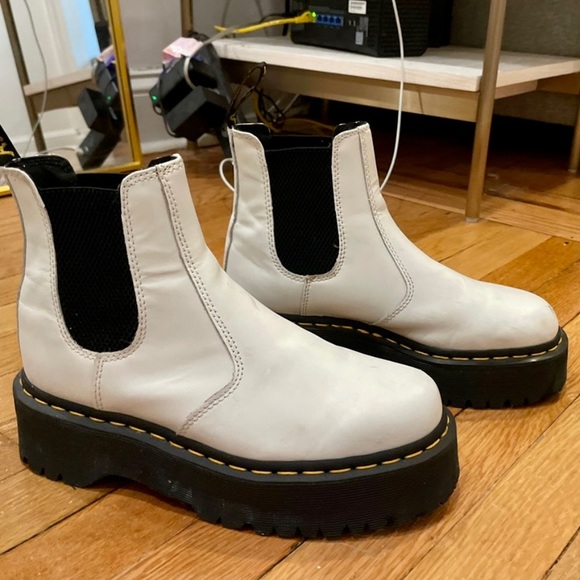 Dr. Martens 2976 SMOOTH LEATHER PLATFORM
CHELSEA BOOTS - Picture 3 of 9
